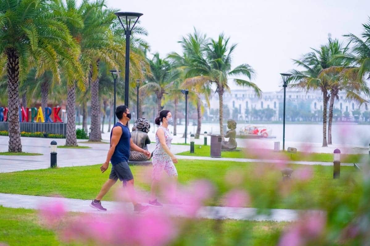Không gian rộng thoáng với các hồ nước, công viên cây xanh, quảng trường giúp cư dân yên tâm vận động mà vẫn giữ khoảng cách an toàn.
