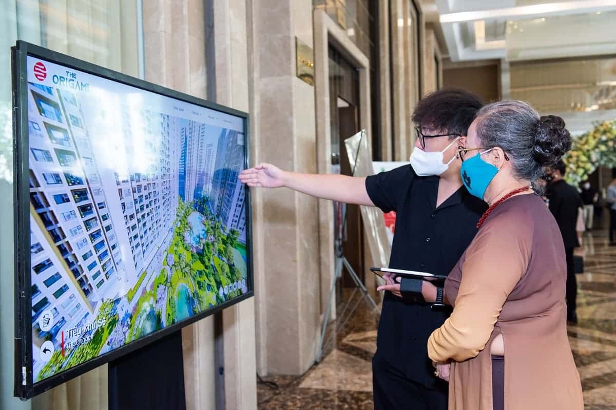 Khách hàng tìm hiểu về dự án Vinhomes Grand Park.