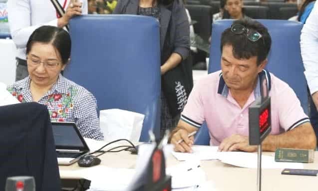 Một nhà đầu tư nước ngoài (bên phải) đang làm thủ tục tại sàn giao dịch bất động sản Vinhomes Thảo Điền.